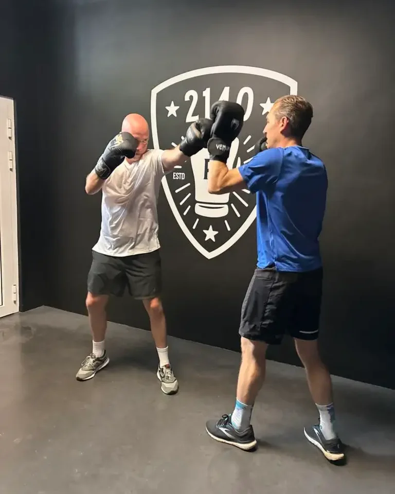 Boxingtrainer houdt pads vast tijdens een personal training