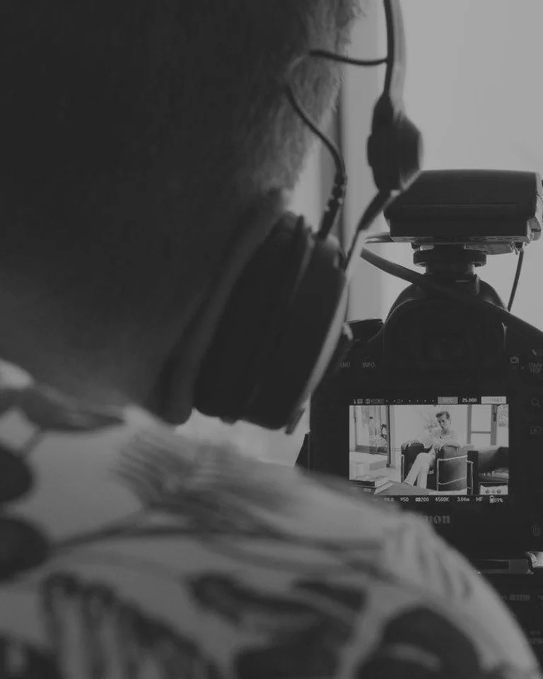 Videoproducent aan het werk tijdens een opname op locatie