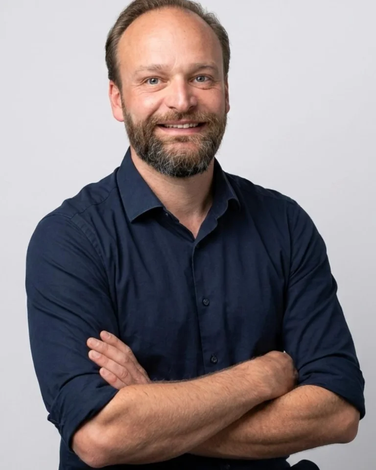 Seppe, webdeveloper en eigenaar van Straffe Sites, bij een lichtgrijze achtergrond