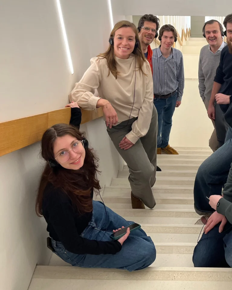 Recruitmentteam bespreekt kandidaten en sociale mediacampagnes